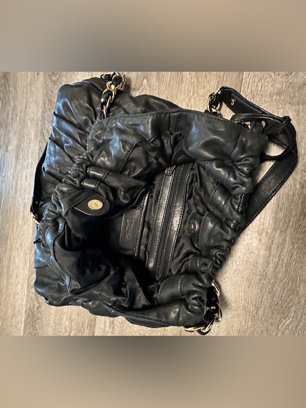 Michael Kors leather shoulder bag. - Picture 7 of 7